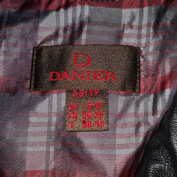 Danier Leather Ladies Size XS Button Closure Black Leather Jacket - Picture 3 of 7